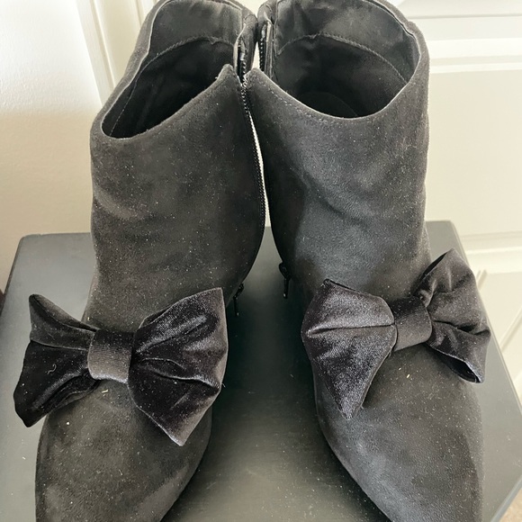 Bow Tie booties. Worn once. Very comfortable 9 1/2 W - Picture 2 of 6
